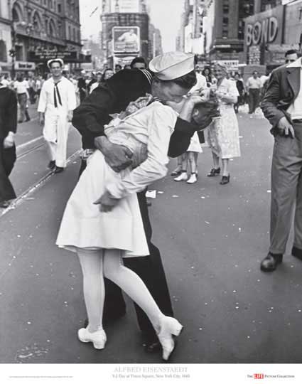 The Kiss�?Alfred Eisenstaedt, 1945